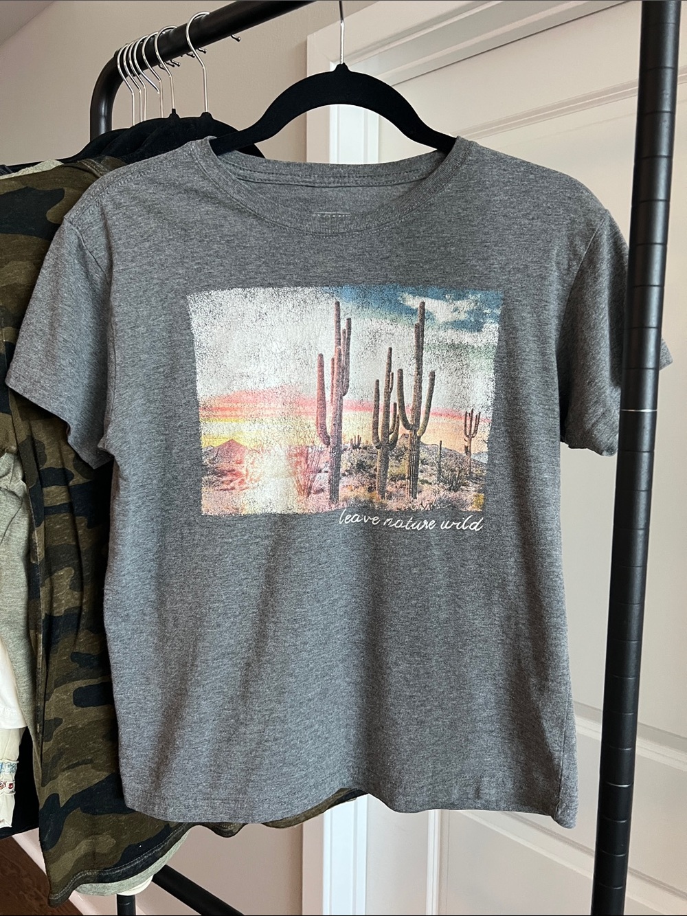 Leave Nature Wild Western Desert Cactus Scene Gray Tee size Small